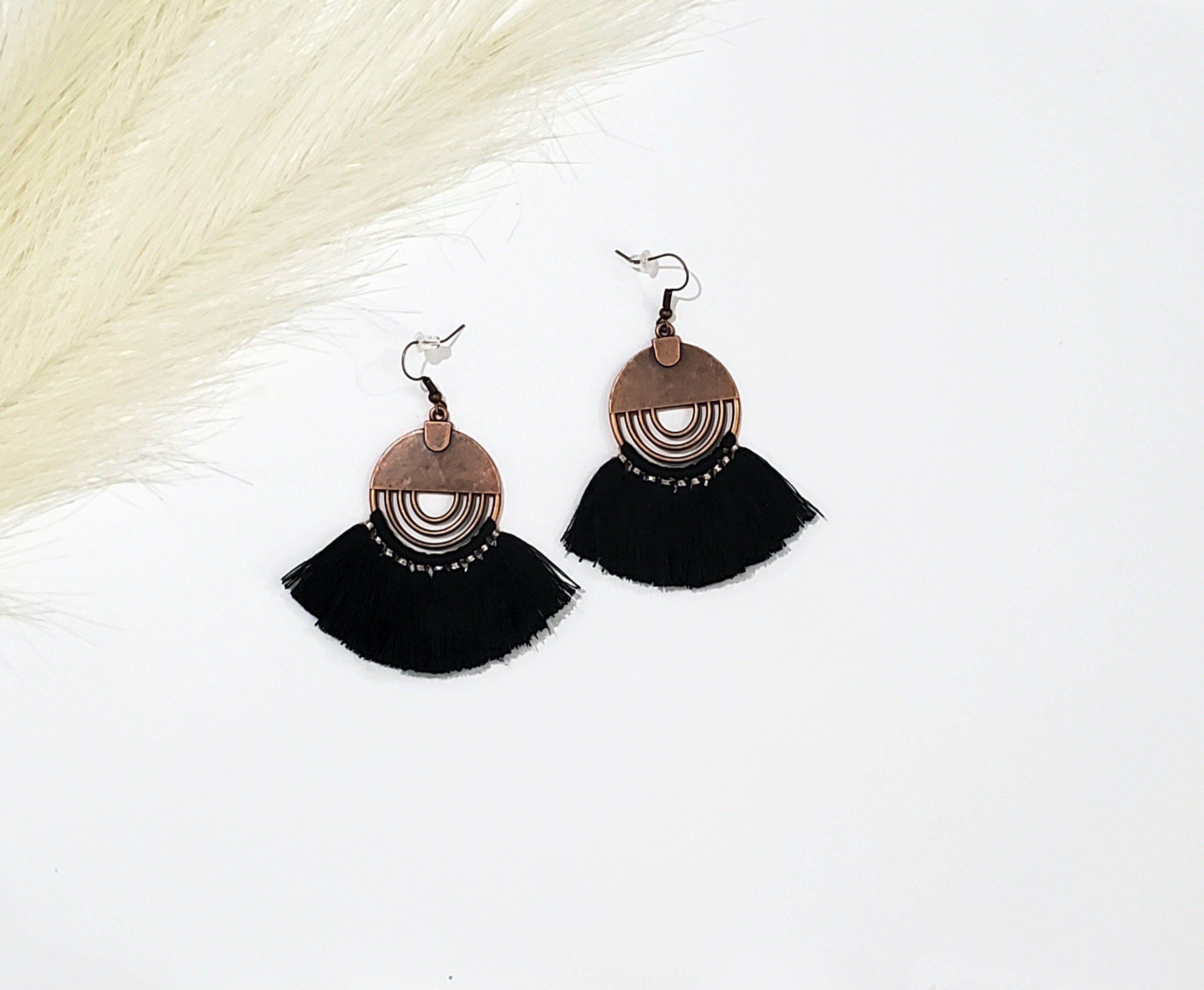 Step into the spotlight with these fabulous black tassel drop earrings! Make a stylish entrance and get ready for compliments – these tassels will transform any outfit from plain to party-ready. Slip on these statement earrings and show 'em who's boss!